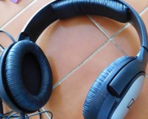 Sennheiser HD 201 headphones replacing worn ear pads article